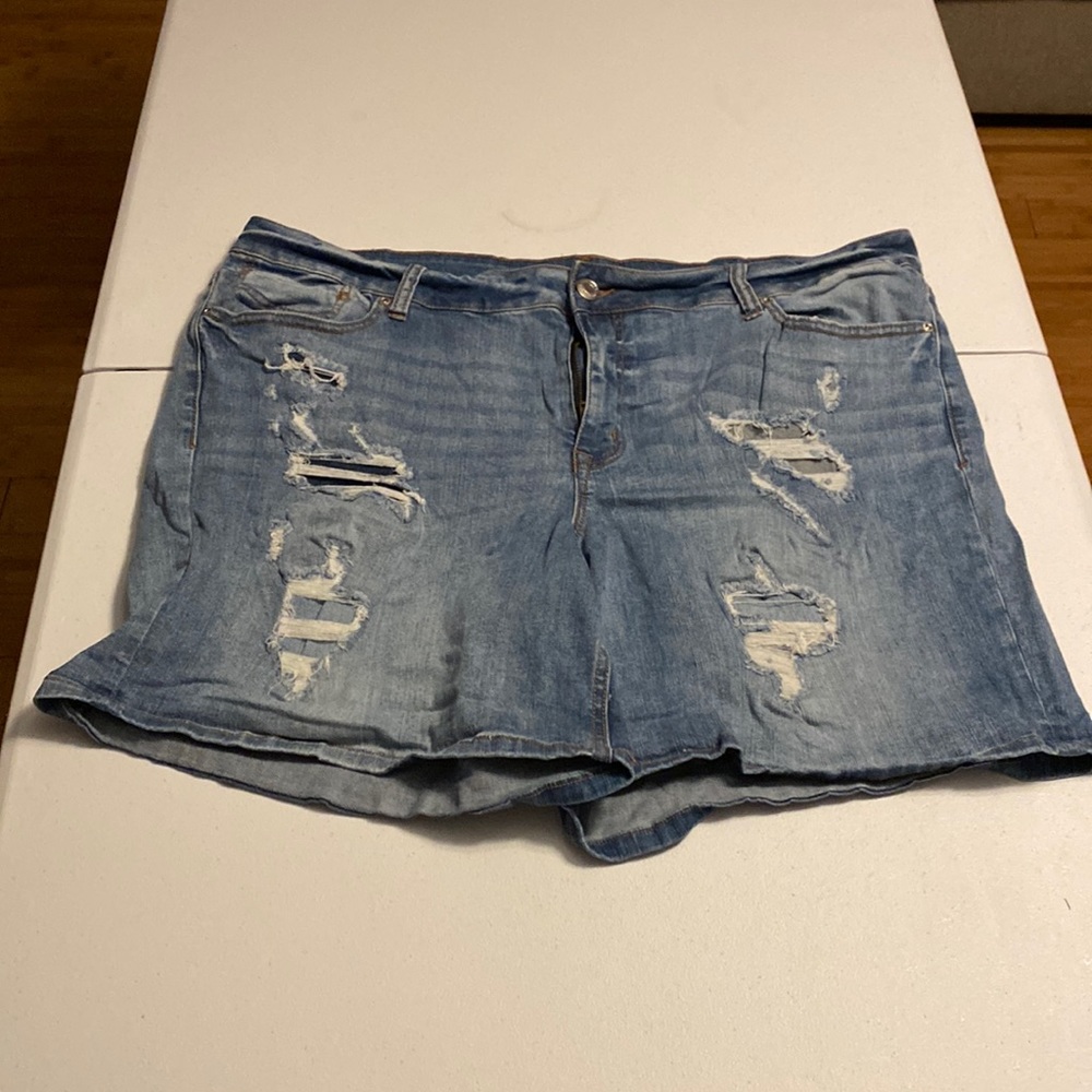 Maurice’s 22w shorts